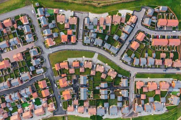 Aerial top down view of houses in England Aerial top down view of houses in England - New estate with typical British houses and green gardens - Real estate and buildings concepts in UK Estates stock pictures, royalty-free photos & images